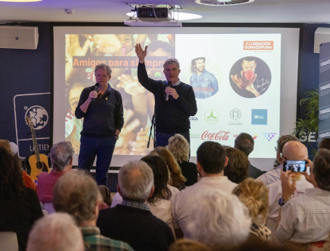 Humor, música y solidaridad: una noche para recordar con Gomaespuma Pá Poquitos